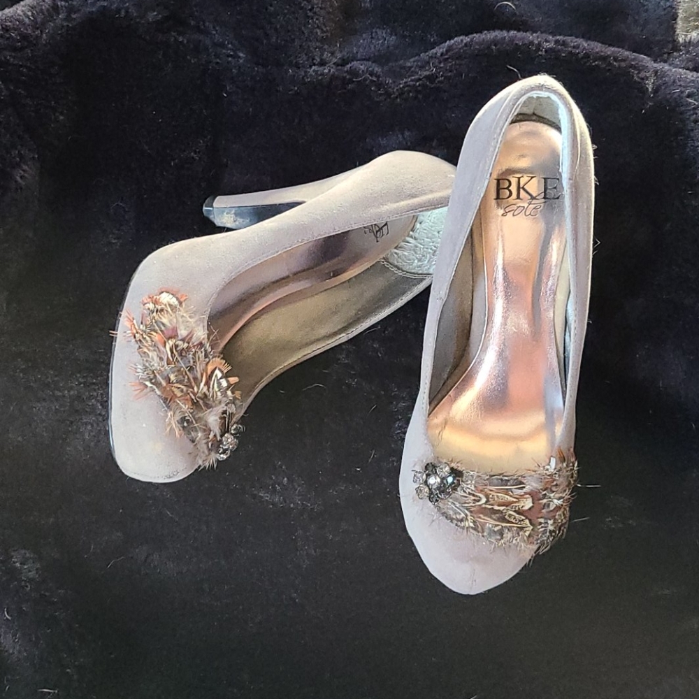 Sz 6 BKE gray velvet heels rhinestones & feathers